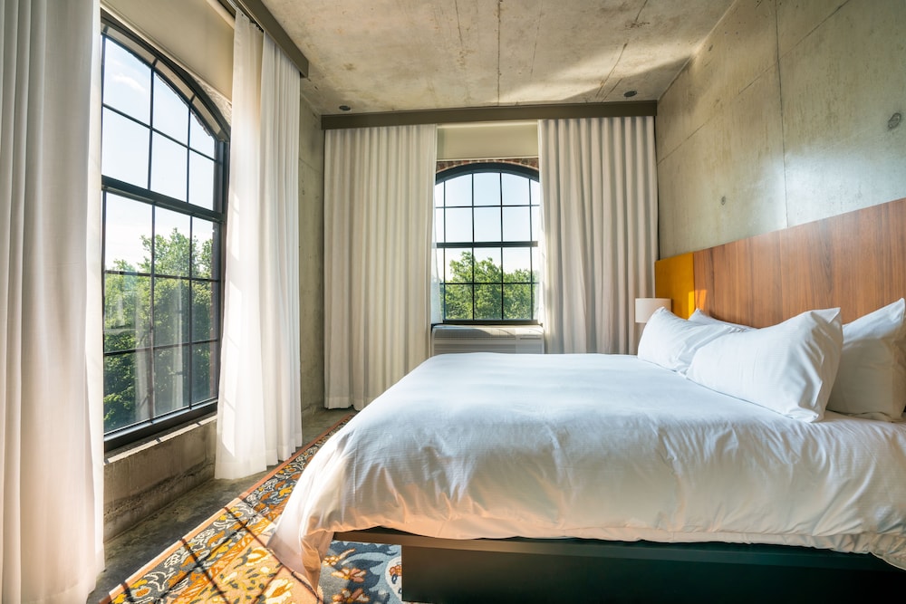 Room, 1 King Bed, River View, Corner - Photo 2