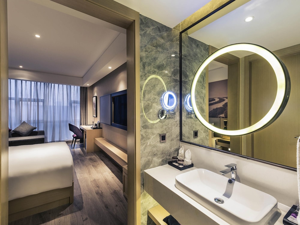 Superior Room, 1 King Bed photo 2