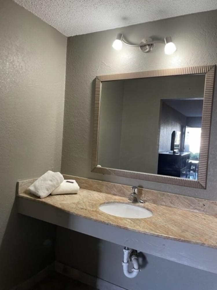 Deluxe Room, 2 Queen Beds, Non Smoking (Non Pet Friendly) photo 2