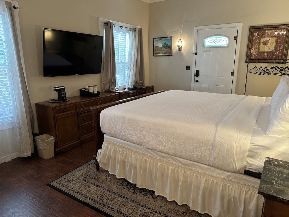 Superior Room, 1 King Bed, Non Smoking, Refrigerator & Microwave (4th Ave Room) photo 1
