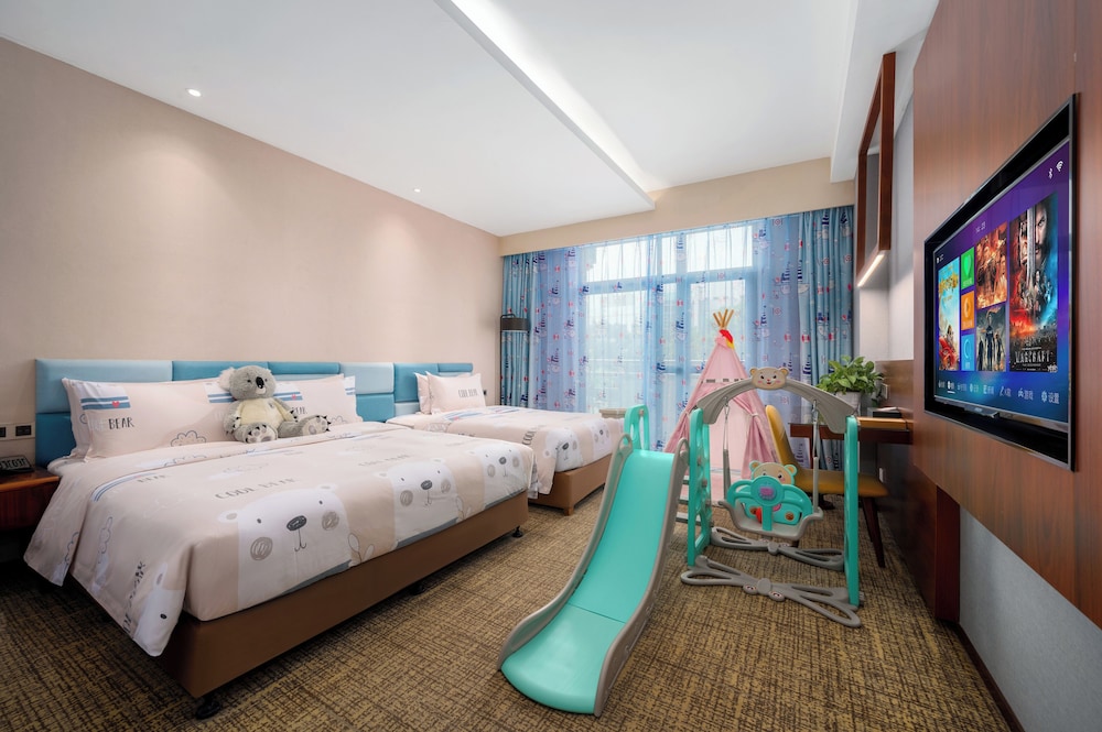 Deluxe Double Room with Balcony - 24 hours Airport Transfer Service