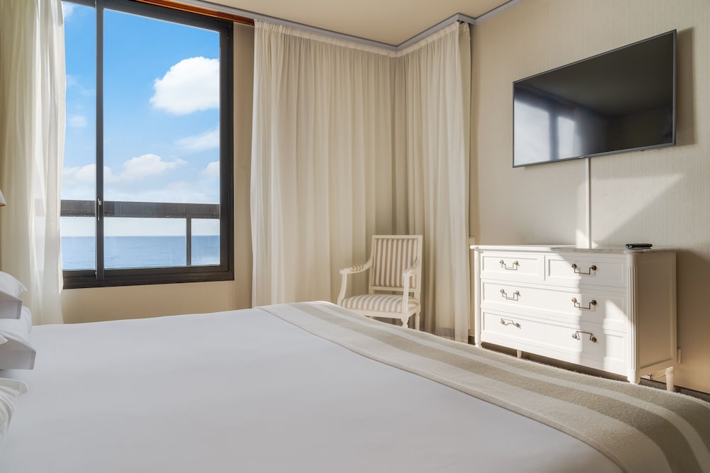 Suite, 1 Queen Bed, Sea View - Photo 3