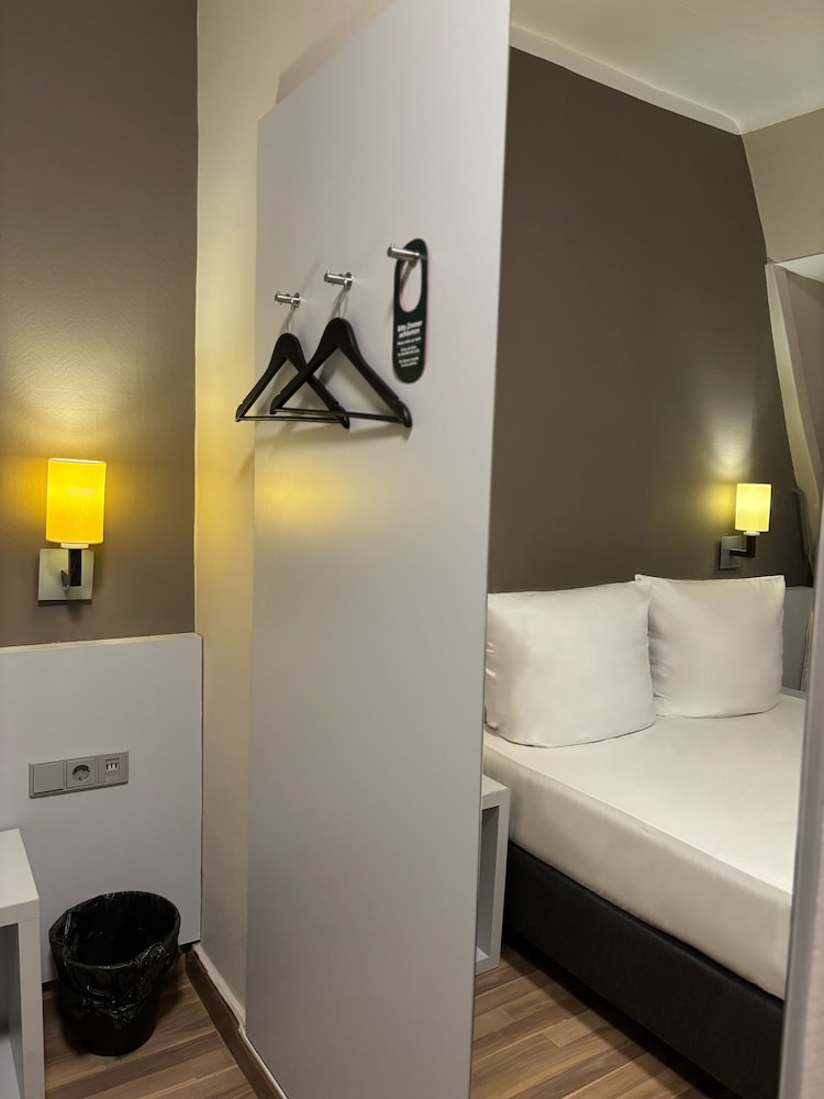 Standard Double Room - Photo 5