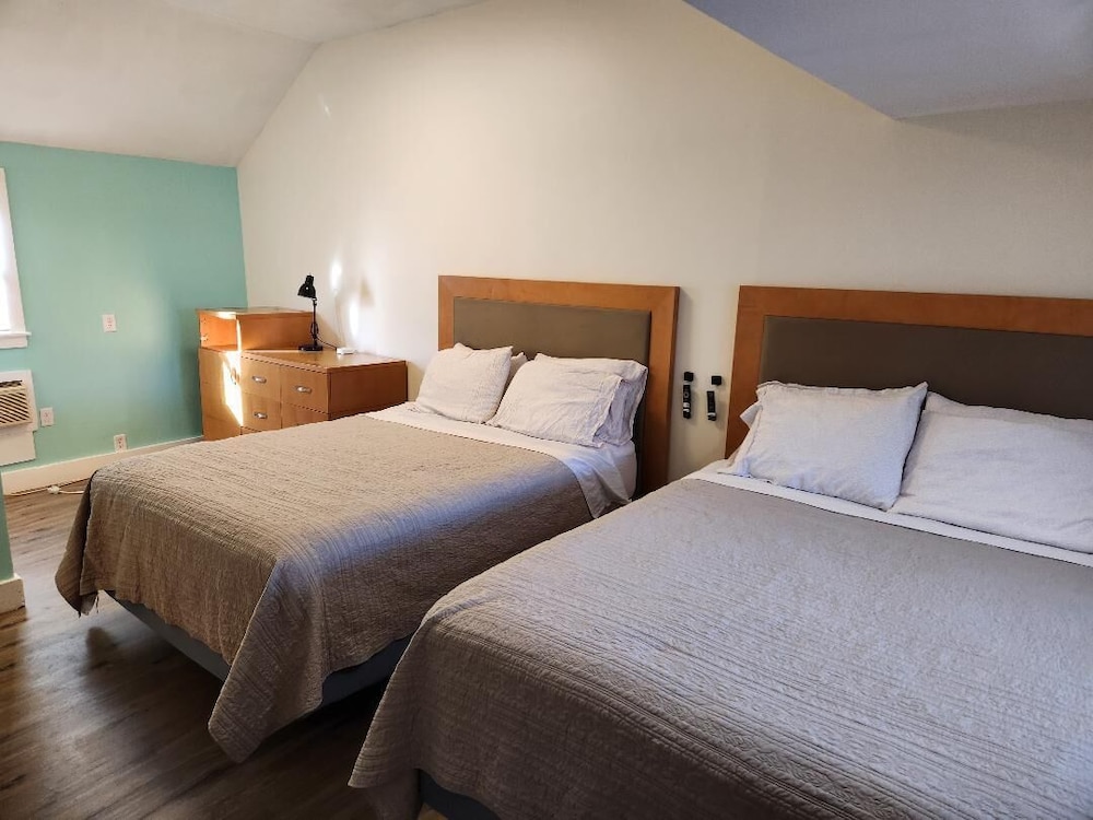 Deluxe Single Room, 2 Queen Beds photo 1