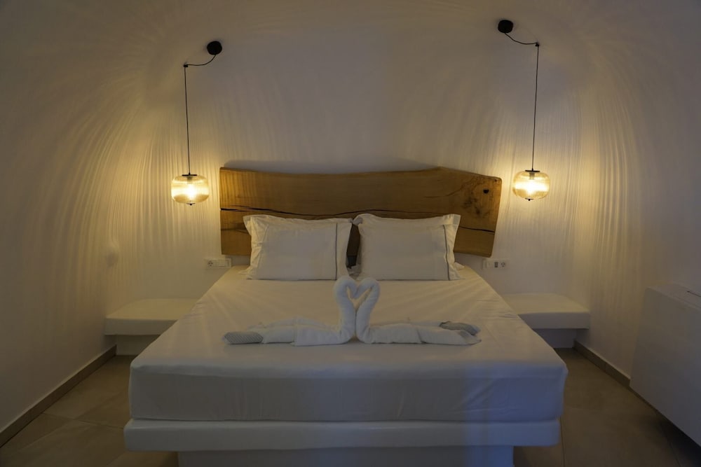 Cave Suite Grande with Private Outdoor Hot Tub