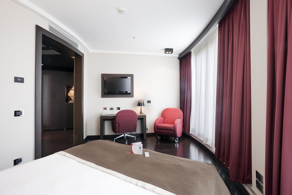 Premium Room, 1 King Bed, Corner thumbnail 5