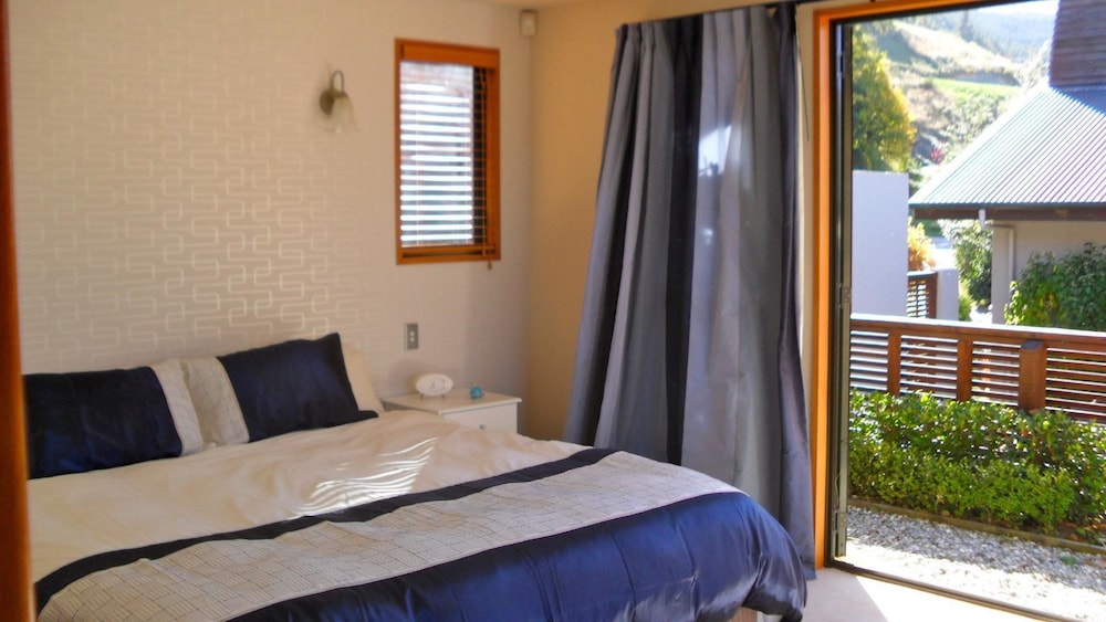 House, Multiple Beds (Sun Spa Ski on Hensman)