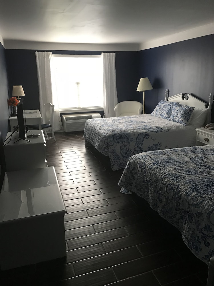 Standard Room, 2 Queen Beds, City View photo 2