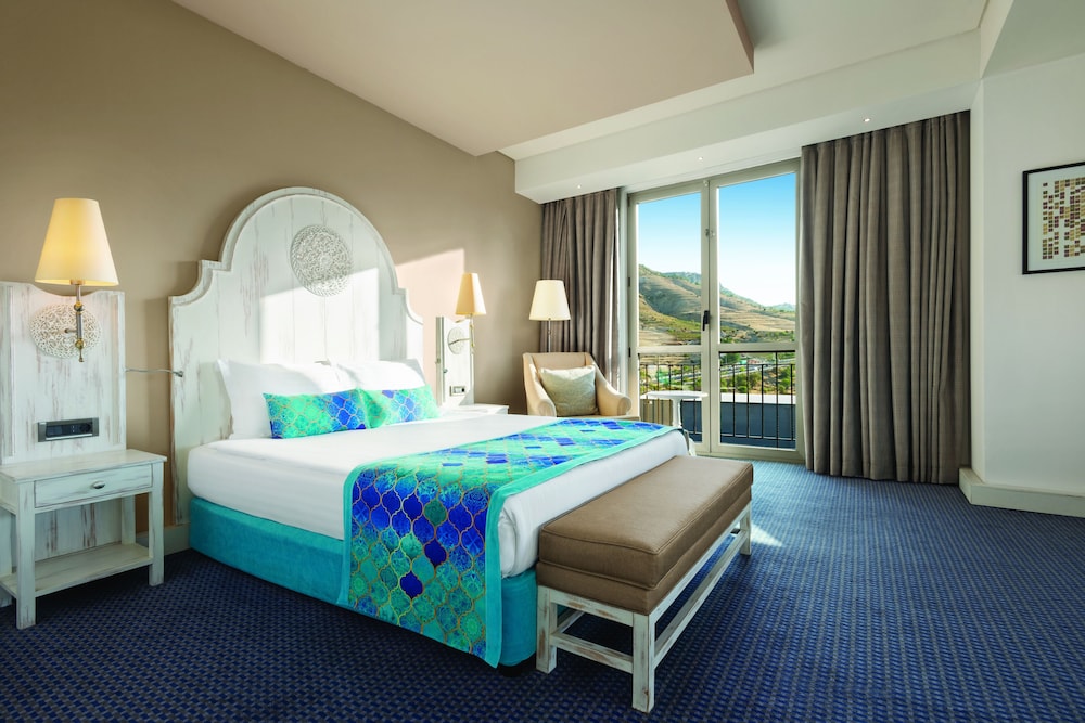 Deluxe Suite, 1 King Bed, Smoking, Corner (Mountain View) - Photo 1