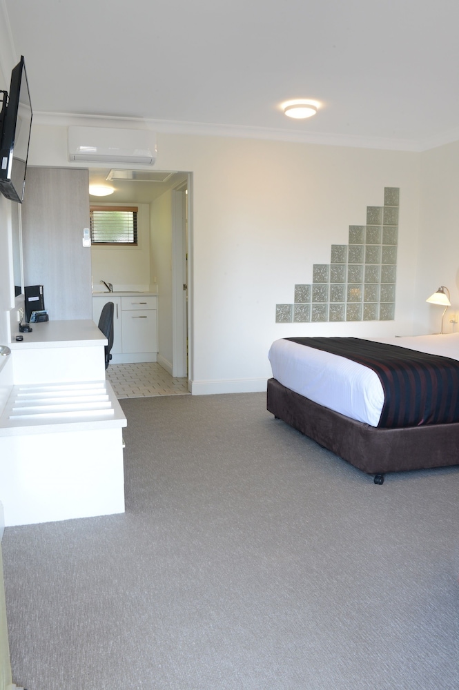 King Room with Bath photo 3
