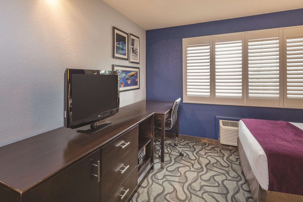 Room, 2 Queen Beds, Accessible (Mobility/Hearing Impaired Accessible) - Photo 3