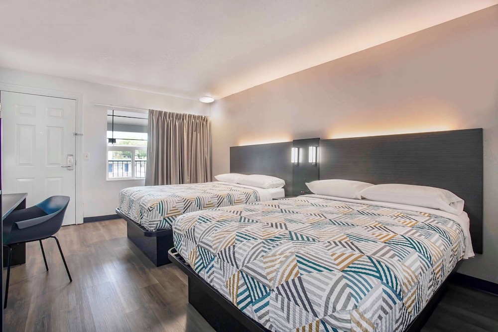 Standard Suite, Multiple Beds, Non Smoking photo 2