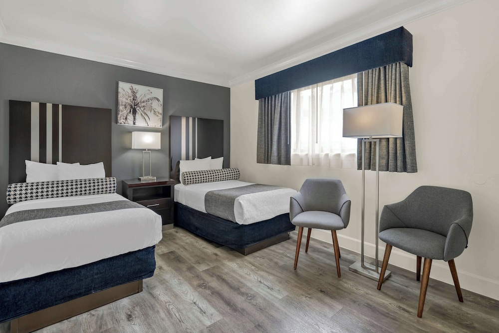 Suite, 2 Queen Beds, Non Smoking, Partial Ocean View photo 3