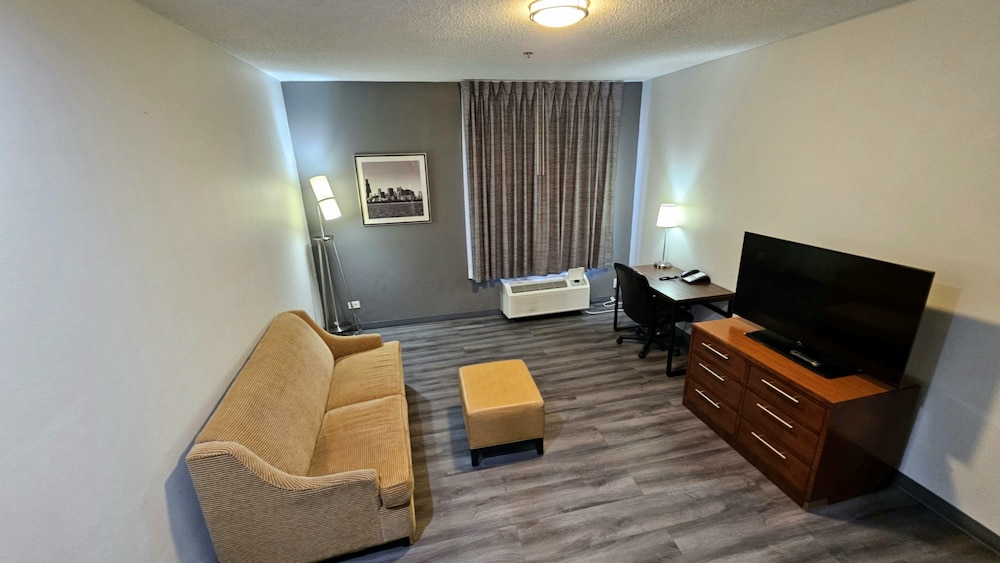 Suite, 1 King Bed, Non Smoking, Jetted Tub - Photo 3