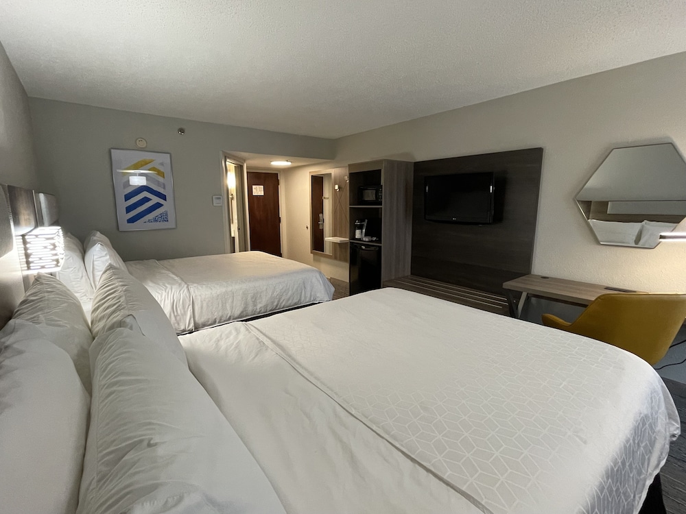 Room, 2 Queen Beds, Non Smoking - Photo 5