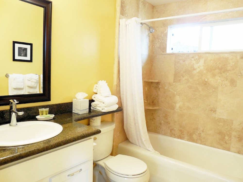 Deluxe Room, 2 Queen Beds - Photo 11