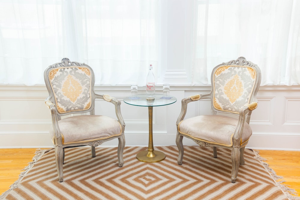103 - White Peacock Room photo 2
