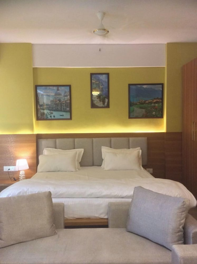 Deluxe Studio Suite, Smoking, City View