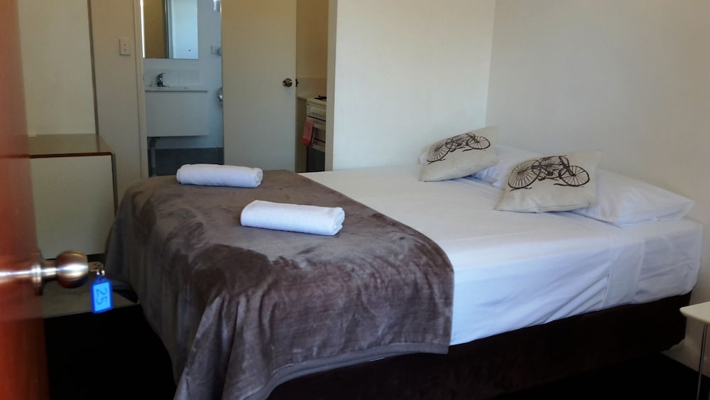 Deluxe Queen Room with Kitchenette