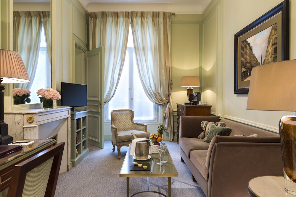 Luxury Suite thumbnail 6