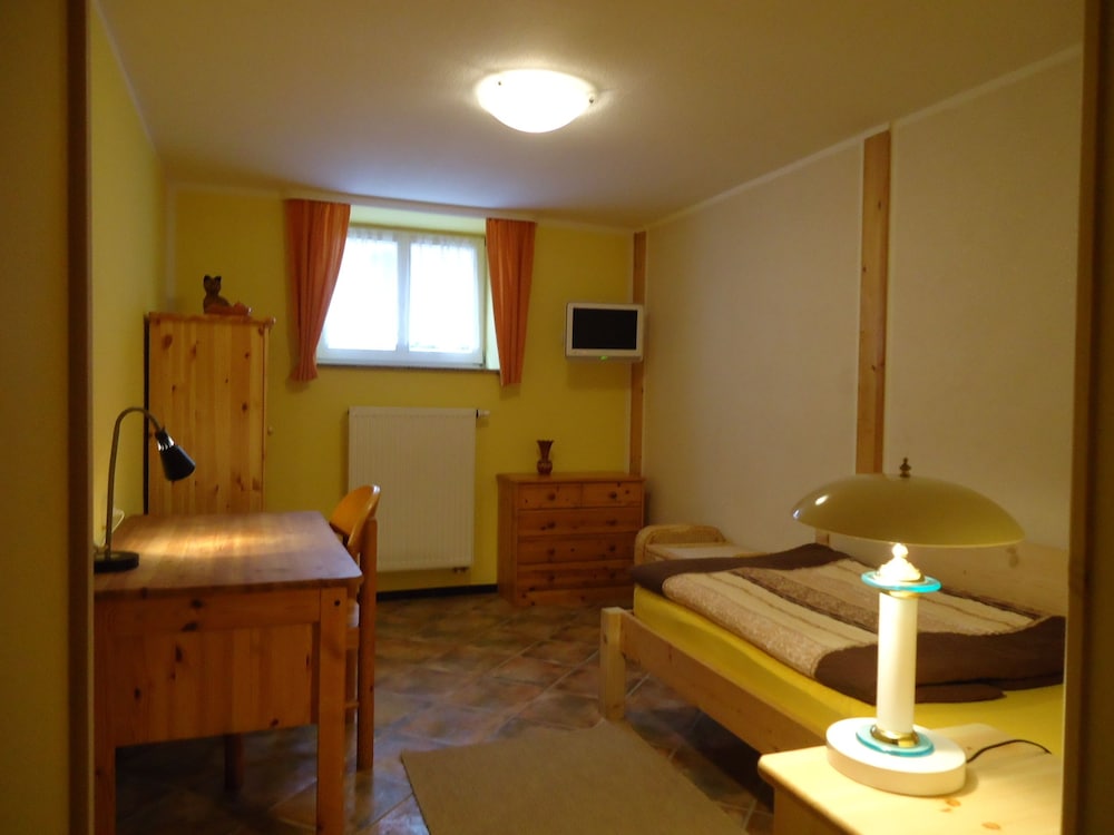 Basic Single Room, Shared Bathroom photo 3