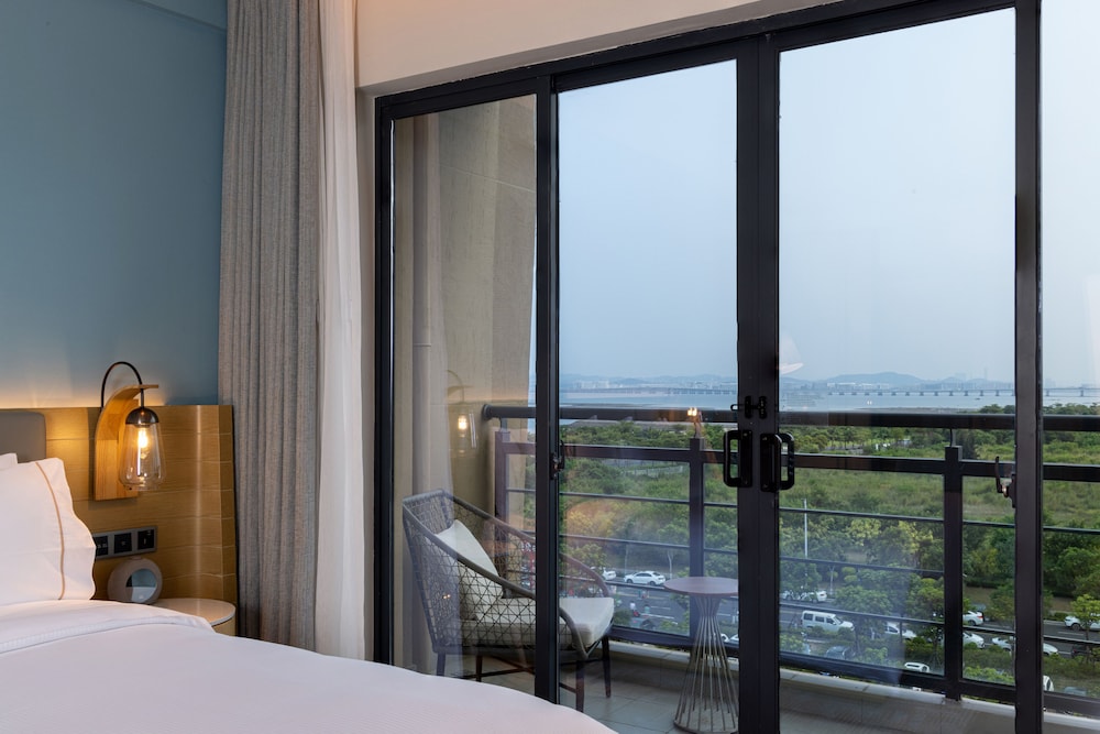 Suite, 1 Bedroom, Balcony - Photo 8