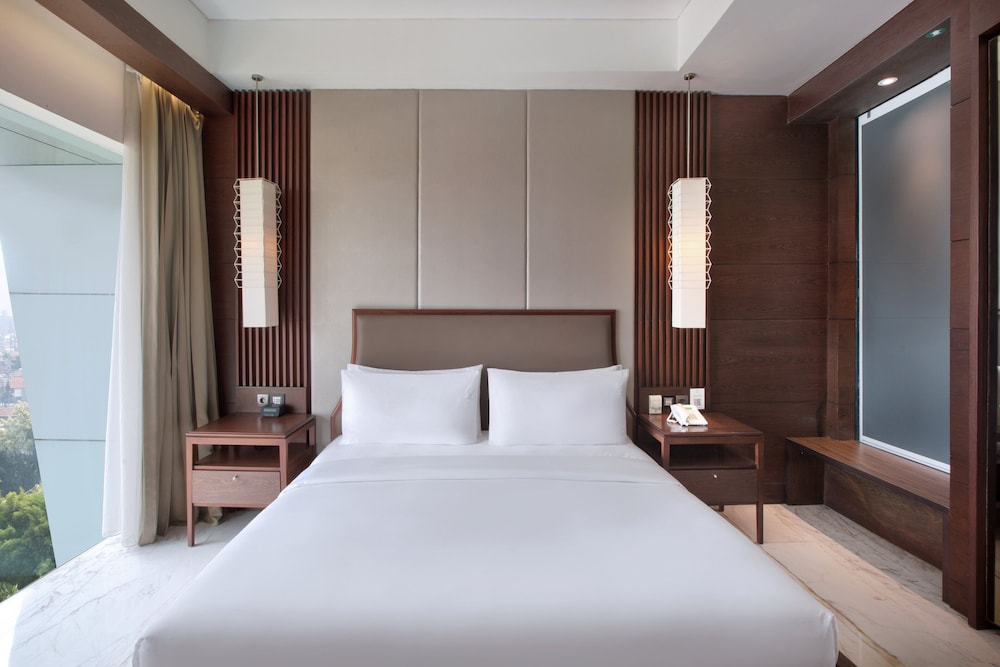 Royal Suite, 1 King Bed - Photo 8