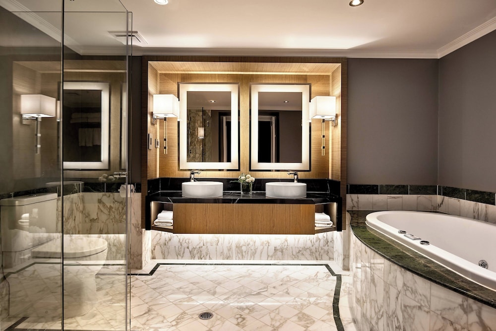 Executive Room, 1 King Bed (Executive Level) - Photo 4