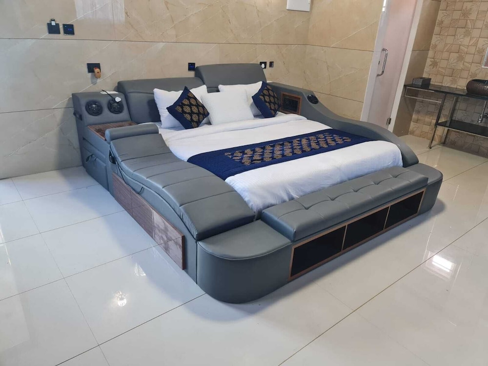 Premium King Room photo 3