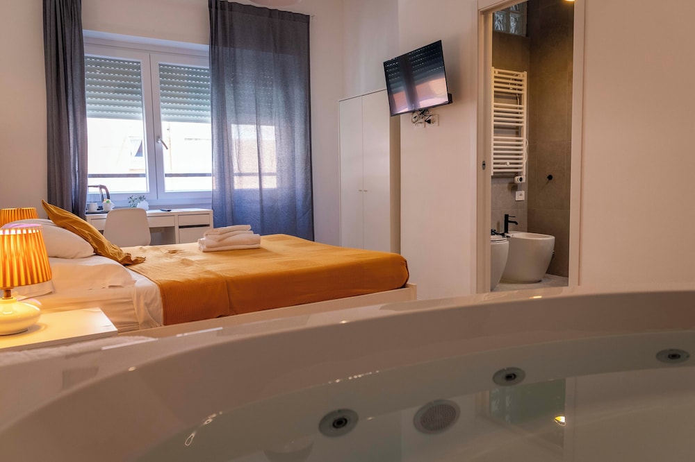 Deluxe Double Room, Air conditioning (Camera superior, con vasca.)