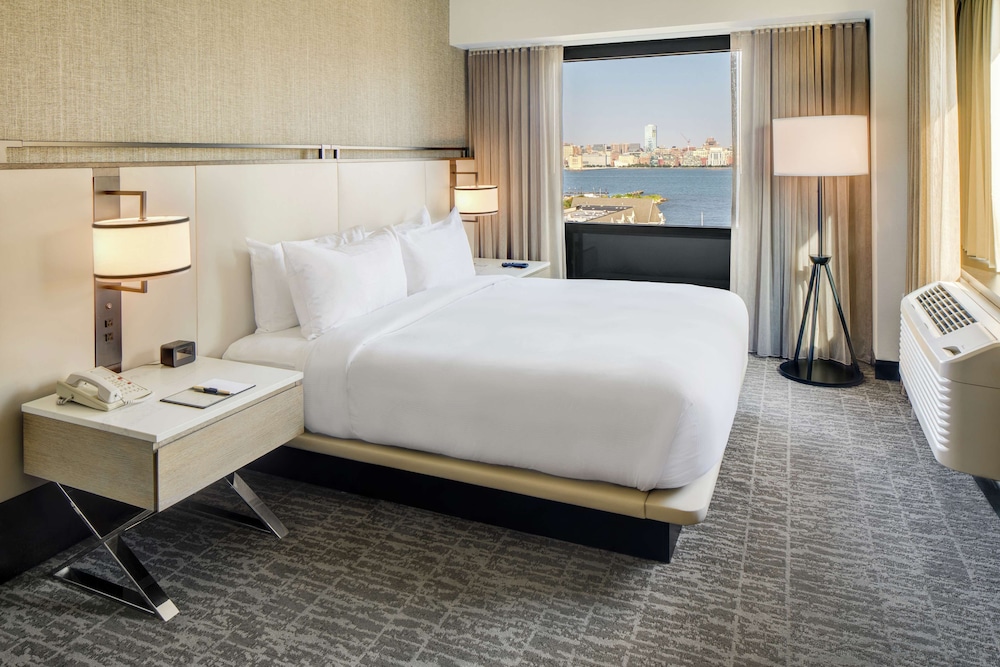 Suite, 1 King Bed, City View, Corner photo 1