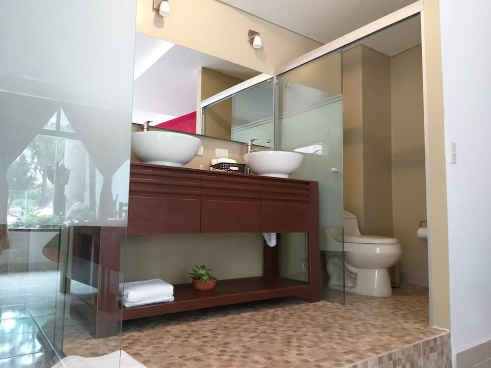 Classic Suite, 1 King Bed, Non Smoking (Rosa) photo 2
