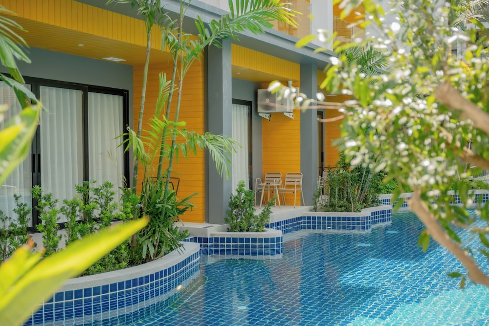 Grand Room, 1 King Bed, Pool Access (Deluxe) - Photo 1