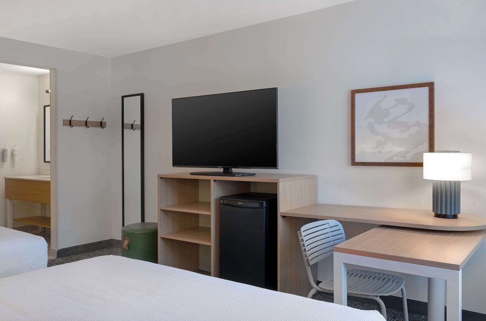 Room, 2 Queen Beds - Photo 3