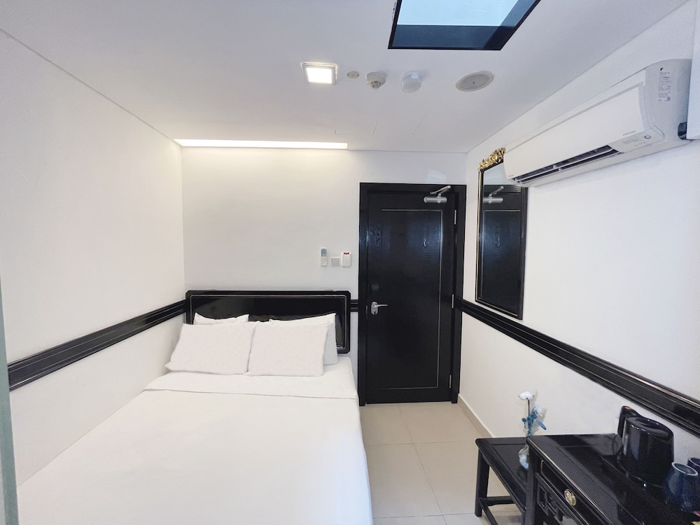 Standard Double Room with SkyLight (No Window) photo 2