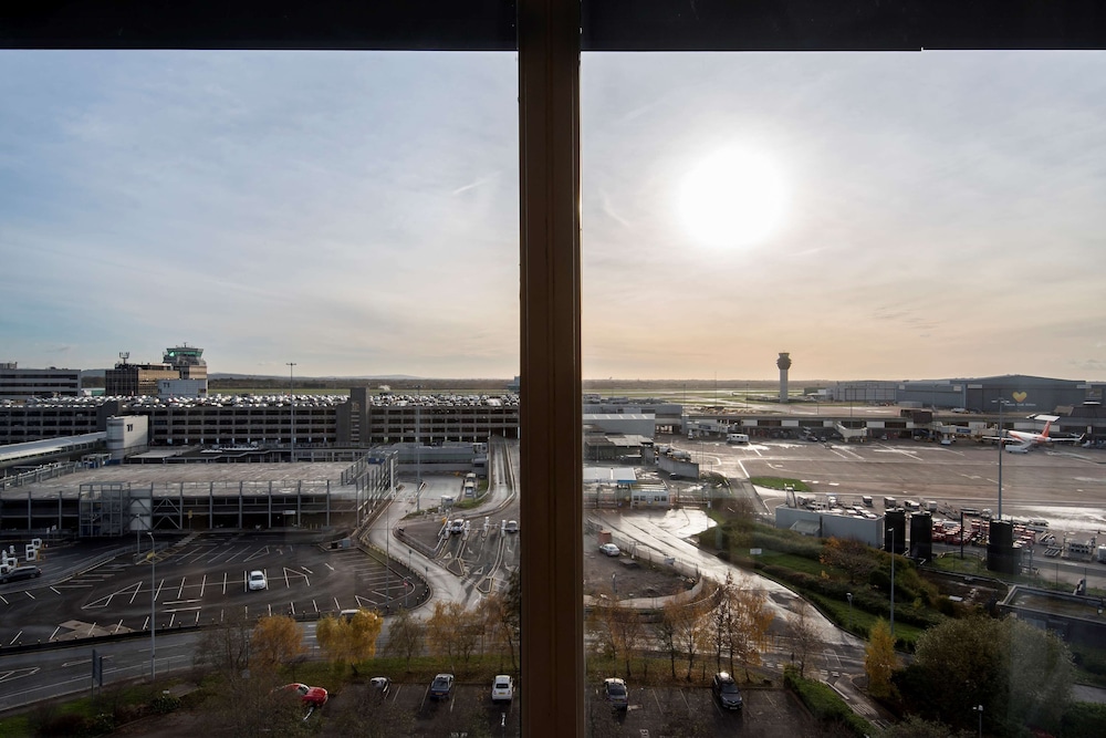 Suite, 1 Bedroom (Runway View) - Photo 9