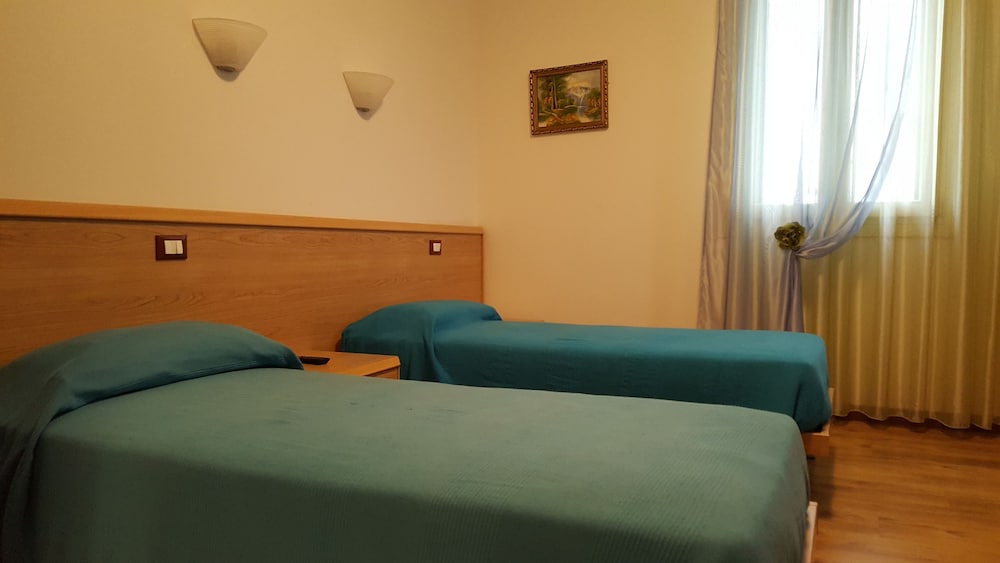 Standard Twin Room, 2 Twin Beds photo 2