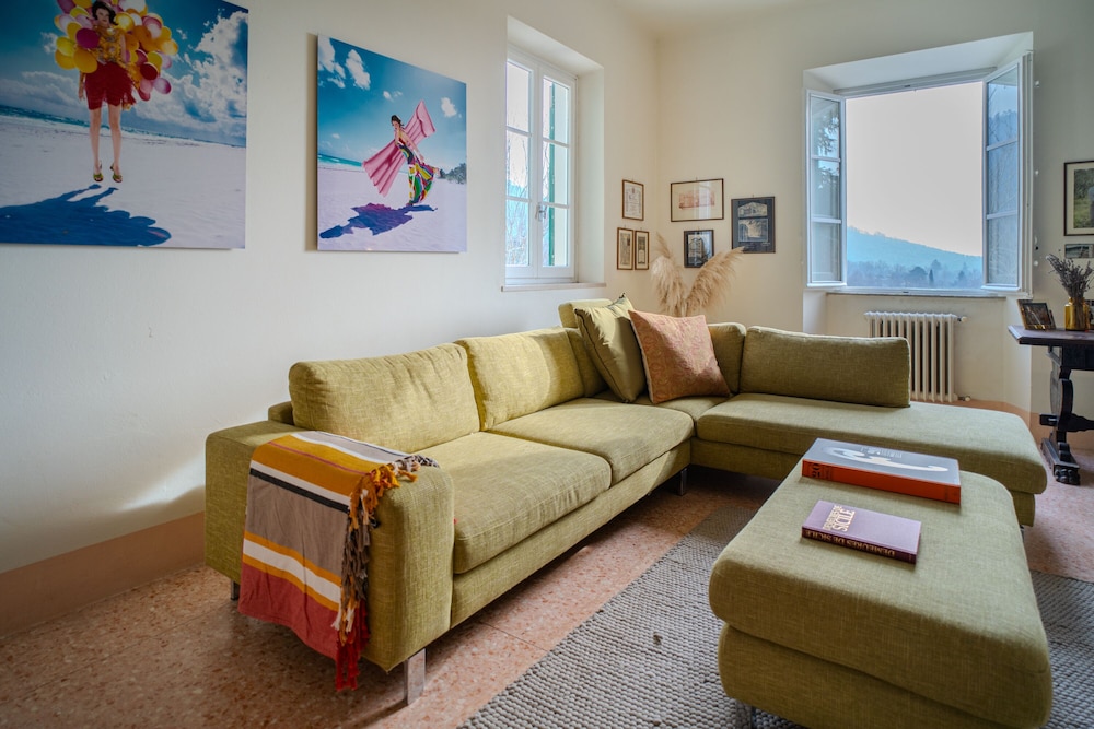 Deluxe Suite, 1 King Bed, Hill View photo 3
