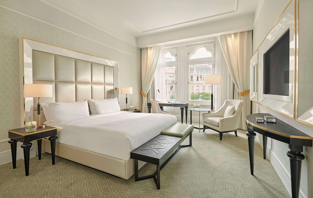 Deluxe Room, 1 King Bed, City View