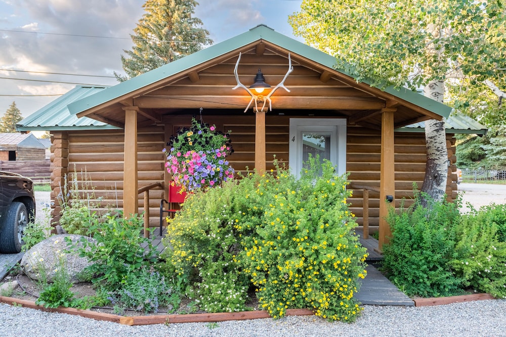 Signature Cabin, Kitchen, Courtyard Area