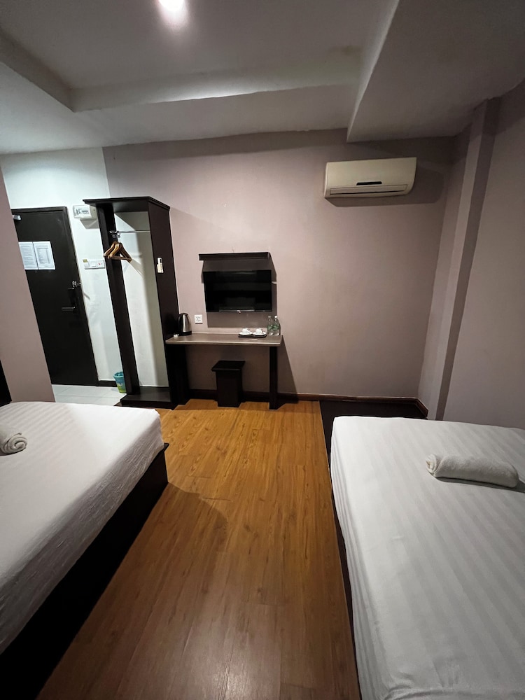 Economy Twin Room photo 2