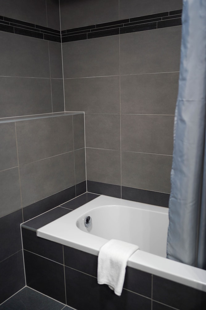 Deluxe Suite, Non Smoking, Bathtub photo 2