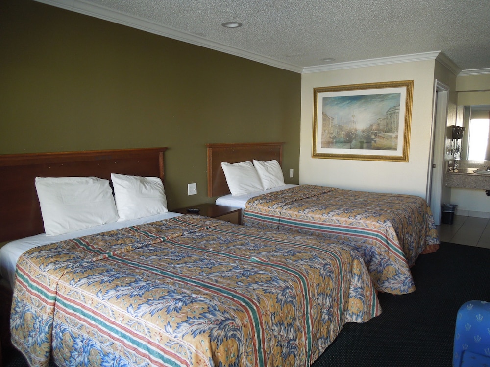 Standard Room, 2 Queen Beds, Non Smoking photo 2