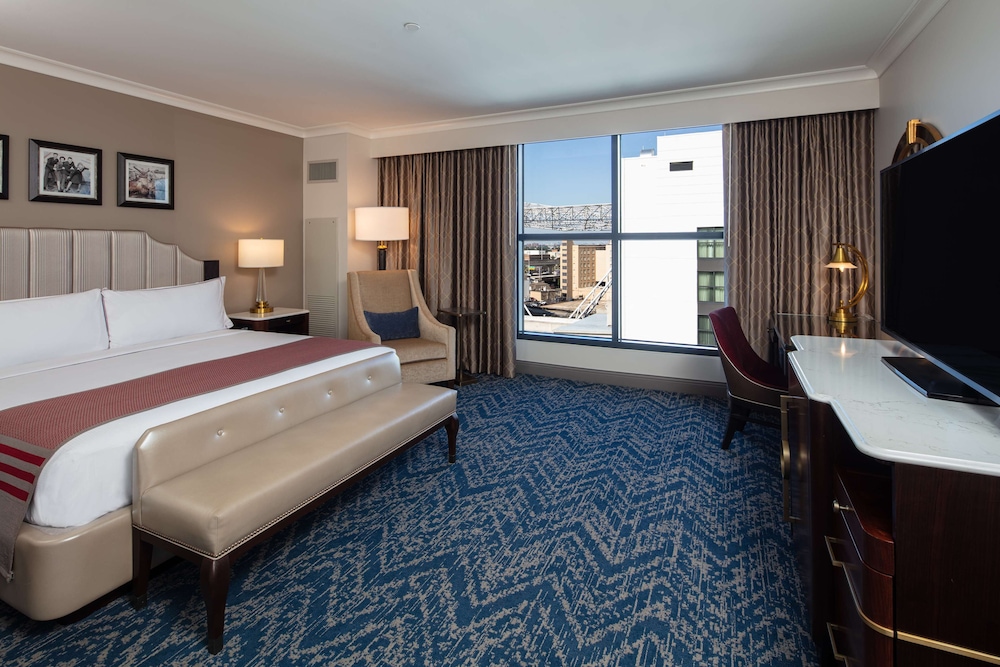 Premium Room, 1 King Bed - Photo 1