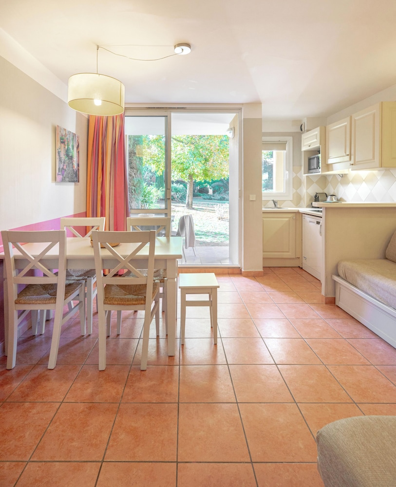 Appartement 5 personnes - 1 chambre - Terrasse ou balcon  - standard photo 2