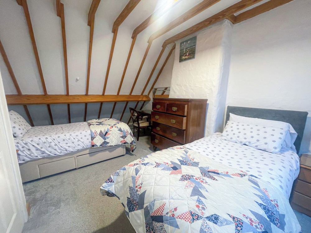 House, 5 Bedrooms, 2 Bathrooms, Mountain View