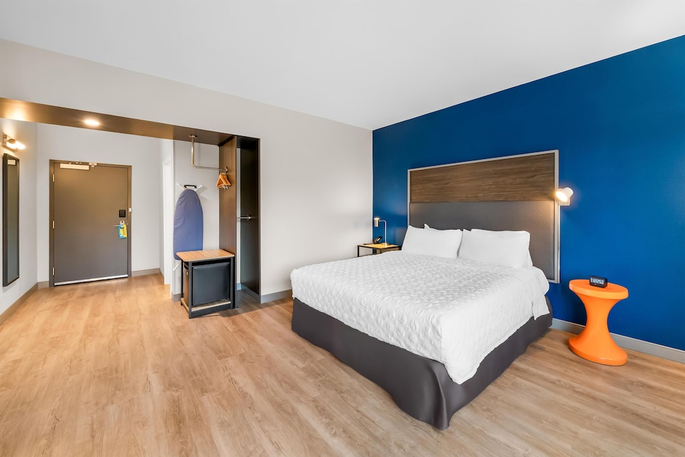 Room, 1 King Bed, Accessible (Mobility & Hearing, Roll-in Shower)