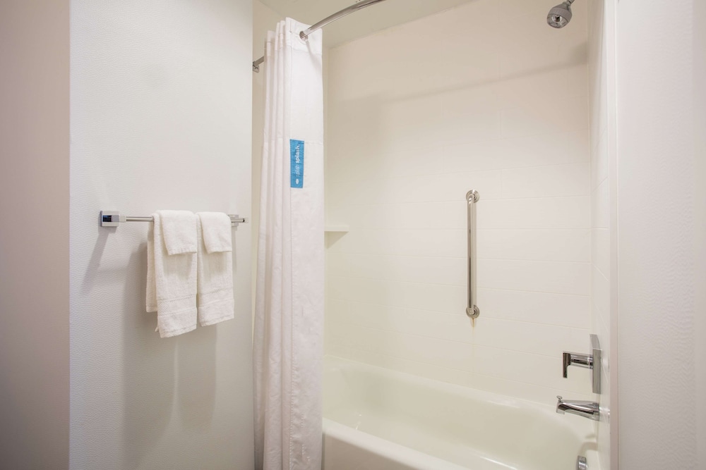 King Accessible Room with Roll-in Shower thumbnail 6