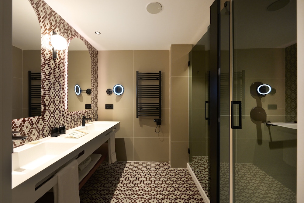 Deluxe Room (Superior, 2 adults & 2 children)