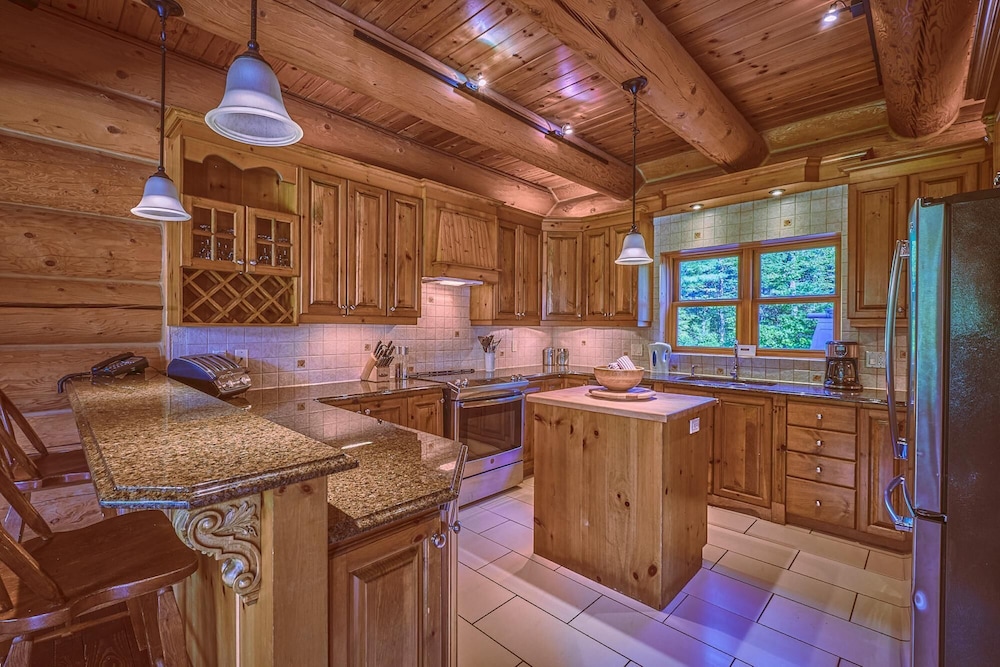Executive Plus 44 - Majestic log Chalet With hot tub Sauna Heated Pool and Close to Activities, Kuva 23